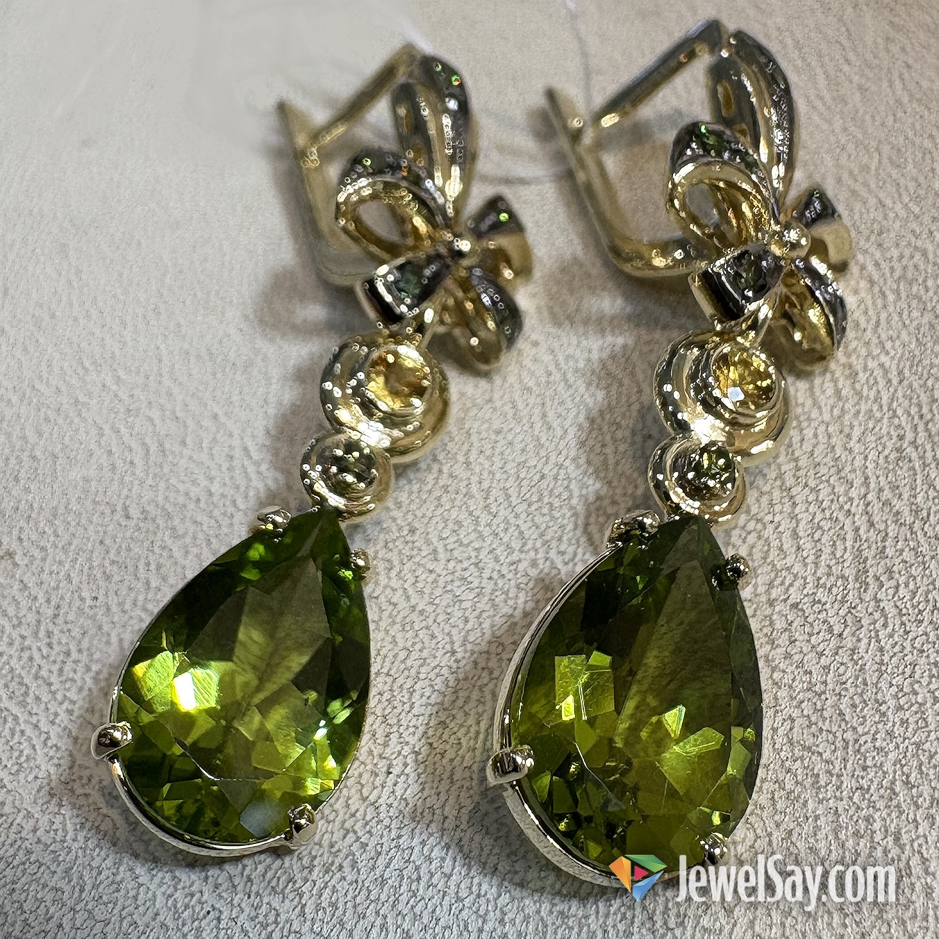 Gold jewelry was designed to be more airy and elegant, resembling miniature sculptures, as if woven from gold and stones Gold jewelry was designed to be more airy and elegant, resembling miniature sculptures, as if woven from gold and stones