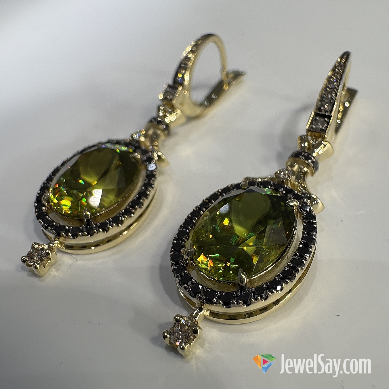 Эксклюзивные авторские украшения из золота с природным сфеном (титанитом) — это совместное творение ювелира и заказчика