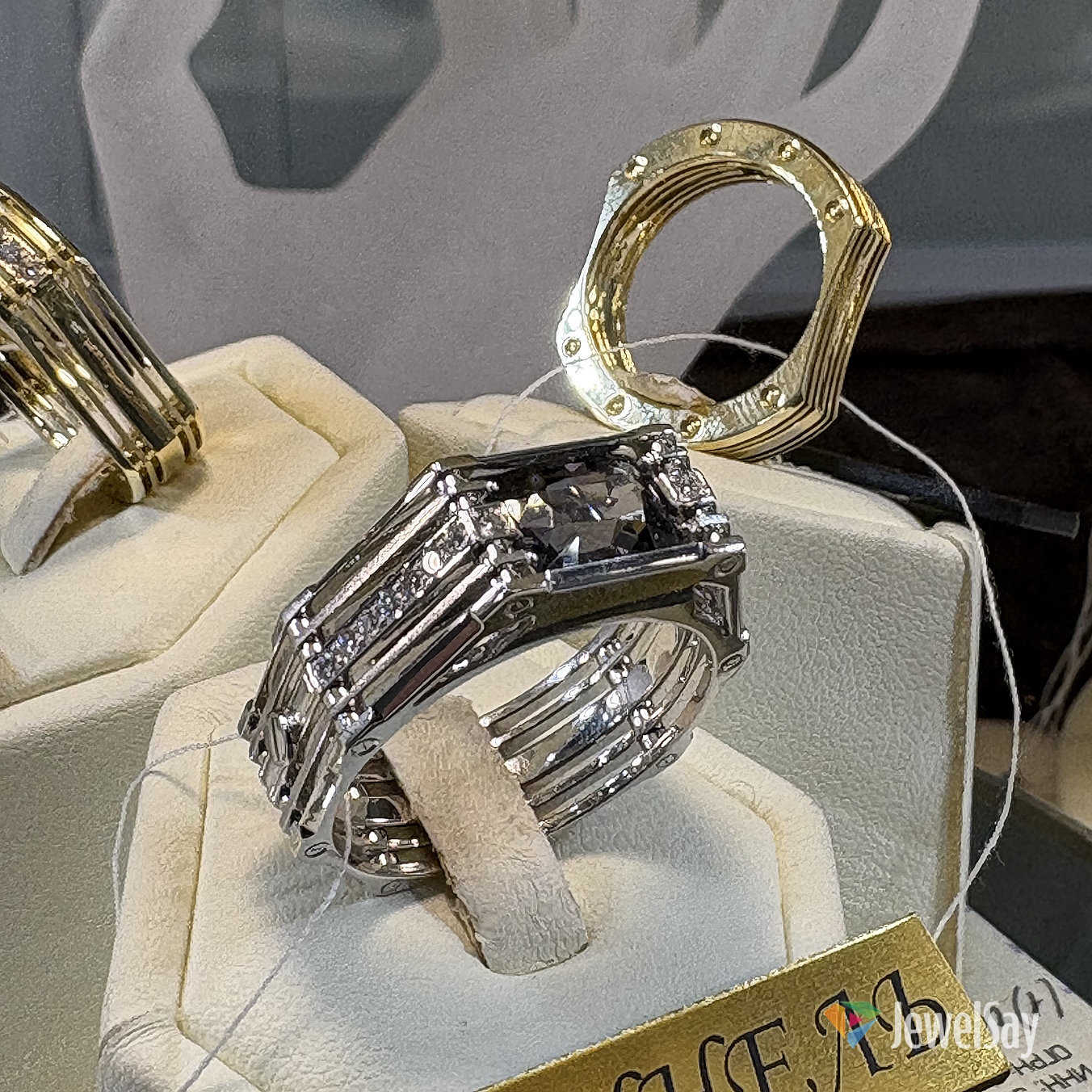 Составное кольцо может сочетать в себе белое, желтое, зеленое и розовое золото