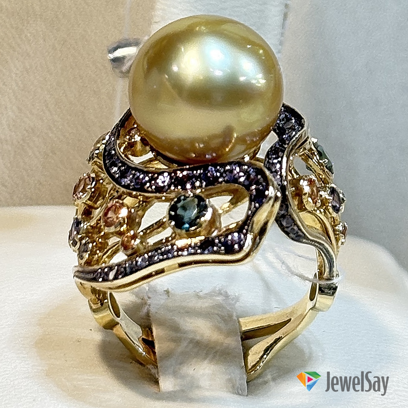 Для женщин, которые предпочитает нестандартные решения, мы предлагаем оригинальные дизайнерские кольца с асимметричными формами, геометрическими узорами или комбинацией металлов, такой как сочетание золота и платины