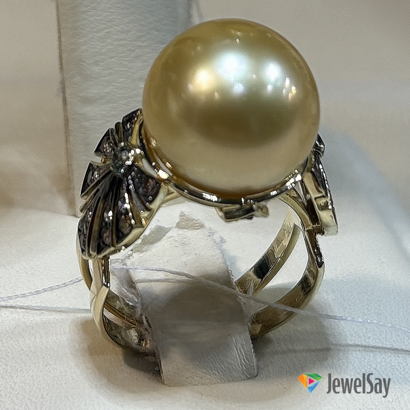 Особой популярностью у представительниц прекрасной половины пользовались кольца с драгоценными камнями или жемчужинами всевозможных оттенков, которым приписывали магические свойства