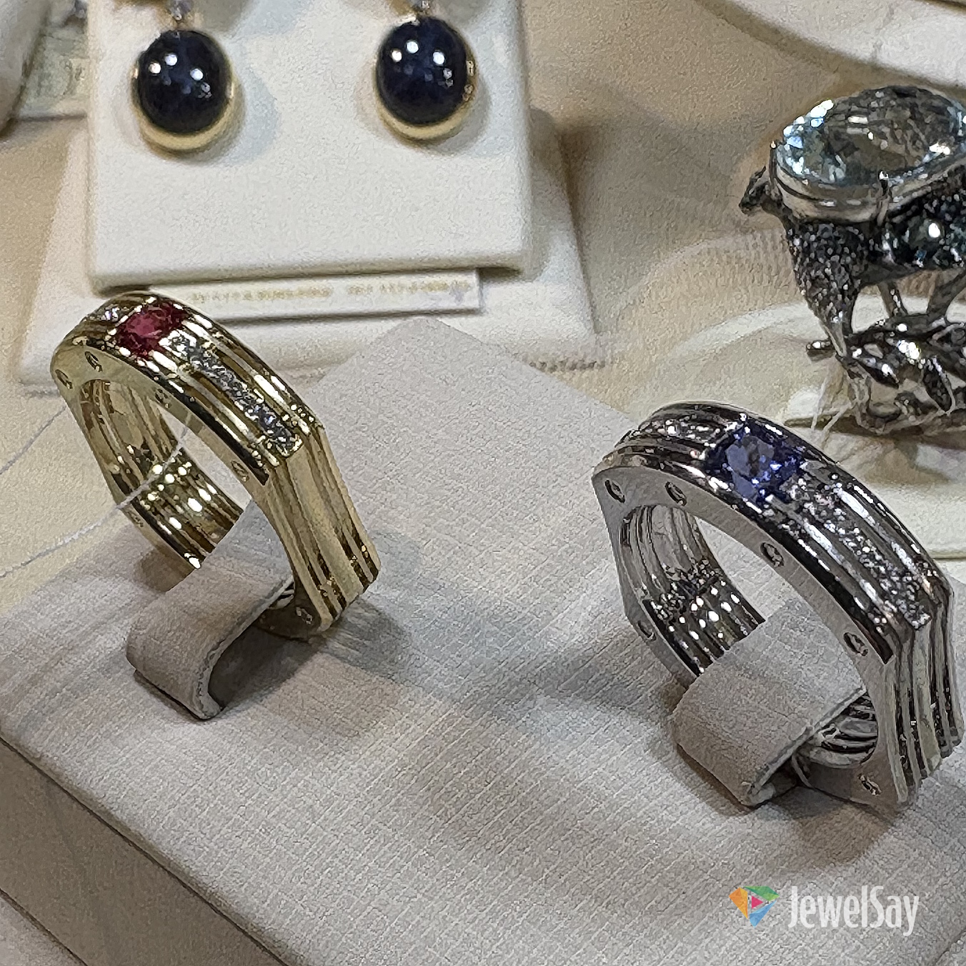 Авторские составные кольца через драгоценный металл и натуральные камни передают неповторимый образ заказчика и добавляют магии в нашу повседневность