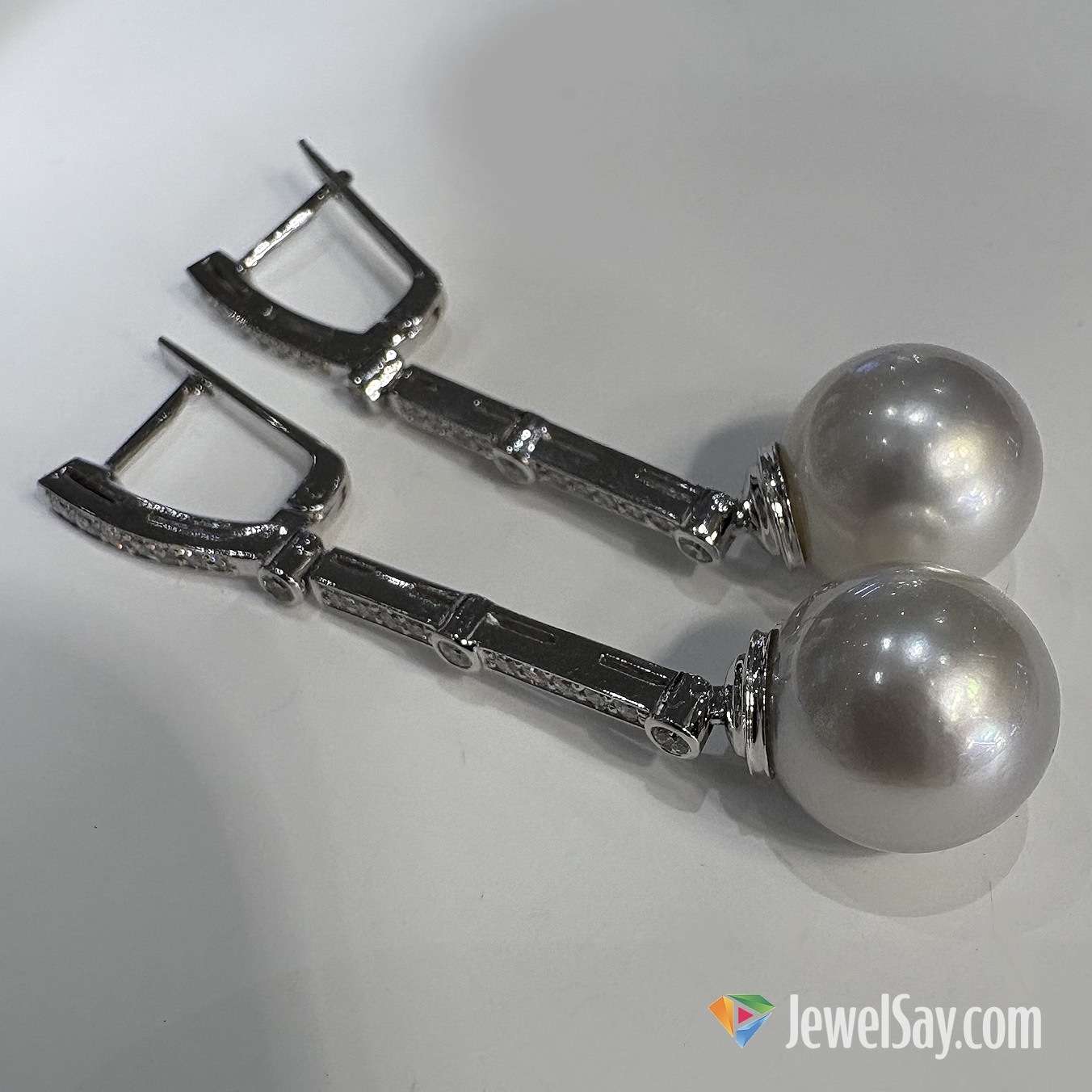 При покупке эксклюзивных серег из белого золота у автора важно учитывать многие факторы