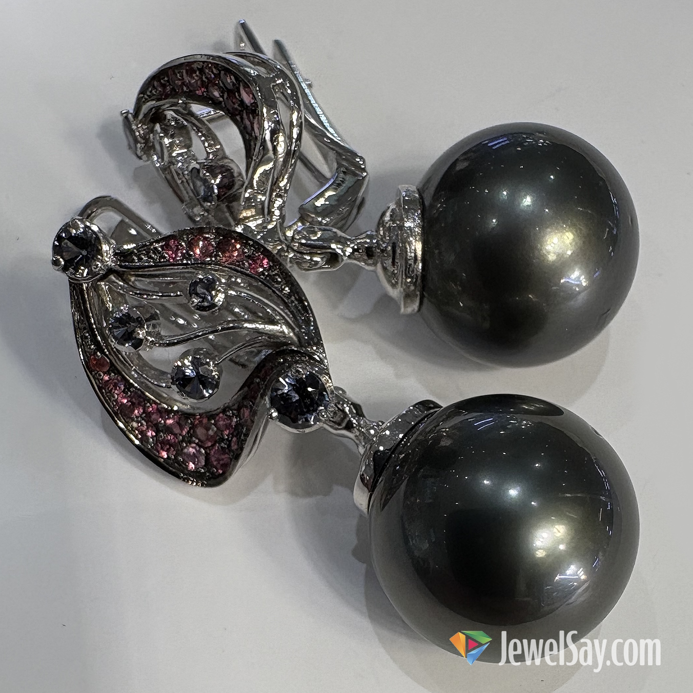 В качественных серьгах натуральные самоцветы не должны затмевать жемчужину