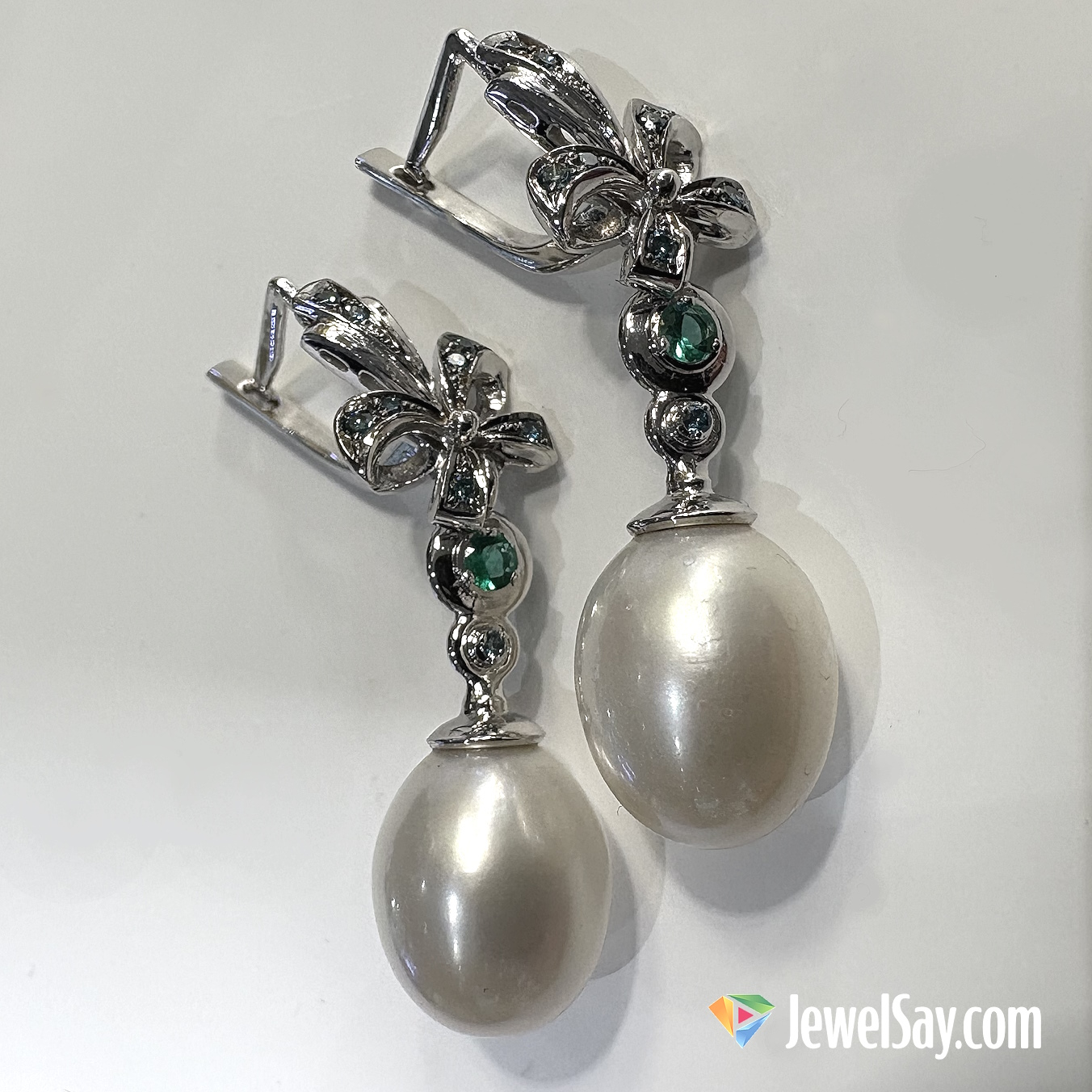 Производство эксклюзивных серёжек в белом золоте может занять несколько недель и требует терпения, но искусство не терпит спешки Производство эксклюзивных серёжек в белом золоте может занять несколько недель и требует терпения, но искусство не терпит спешки