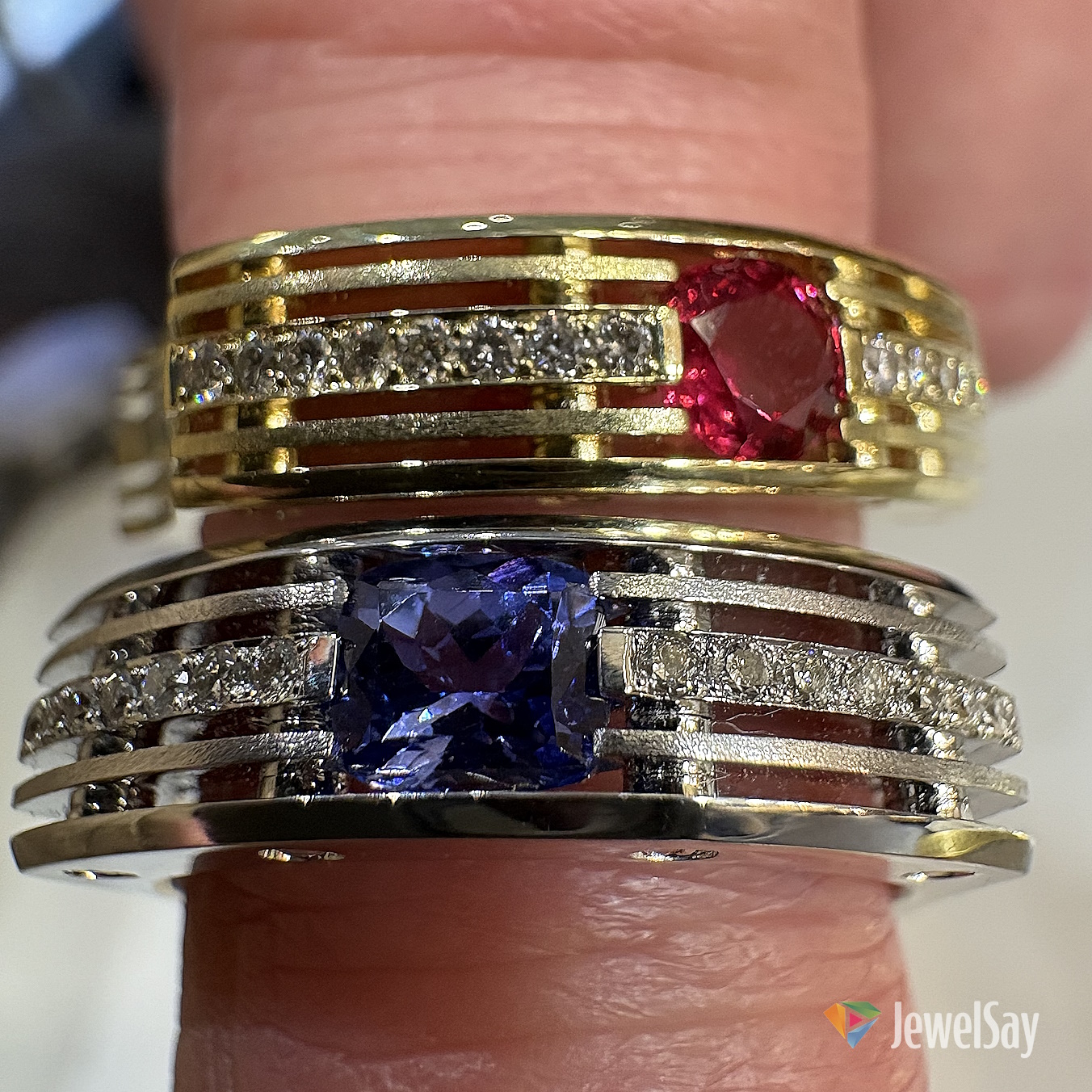 Elegant and refined, the women’s Radiator modular ring is a true embodiment of artistry in precious metal and gemstone brilliance Elegant and refined, the women’s Radiator modular ring is a true embodiment of artistry in precious metal and gemstone brilliance