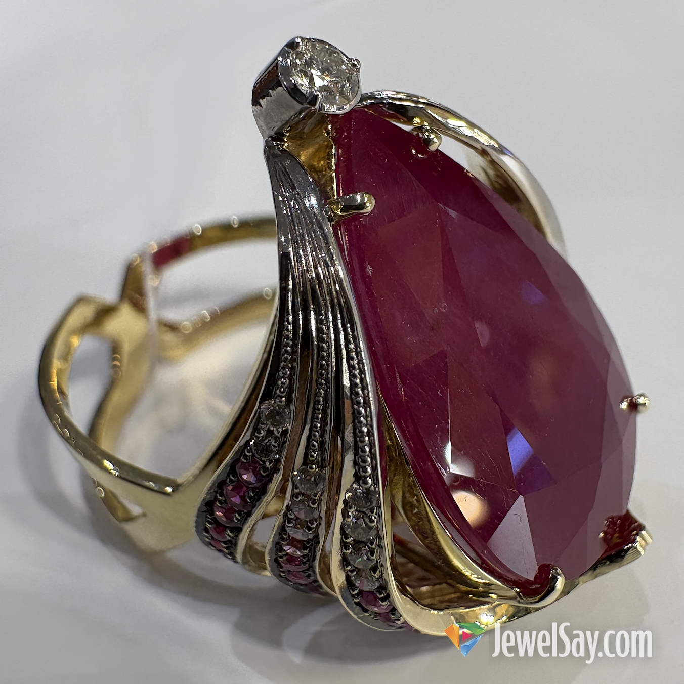 Золотое кольцо по индивидуальному заказу у ювелиров JewelSay