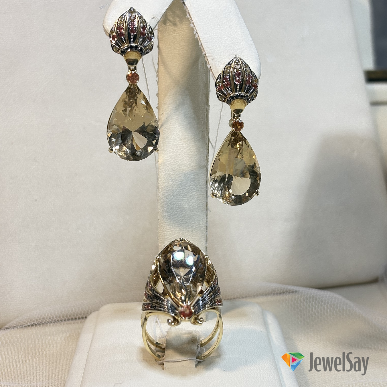 Стоимость золотых украшений по индивидуальному заказу варьируется в зависимости от ряда факторов: сложности дизайна, используемых материалов, времени, затраченного на изготовление, а также уровня мастерства ювелира