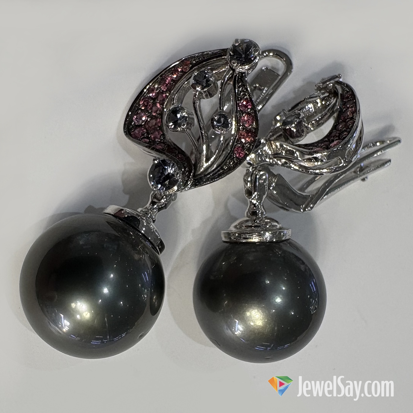 Благодаря довольно заметным серьгам-подвескам можно не только подчеркнуть стильный образ, но и ненавязчиво скорректировать отдельные черты, которые Вы считаете «чрезмерными»