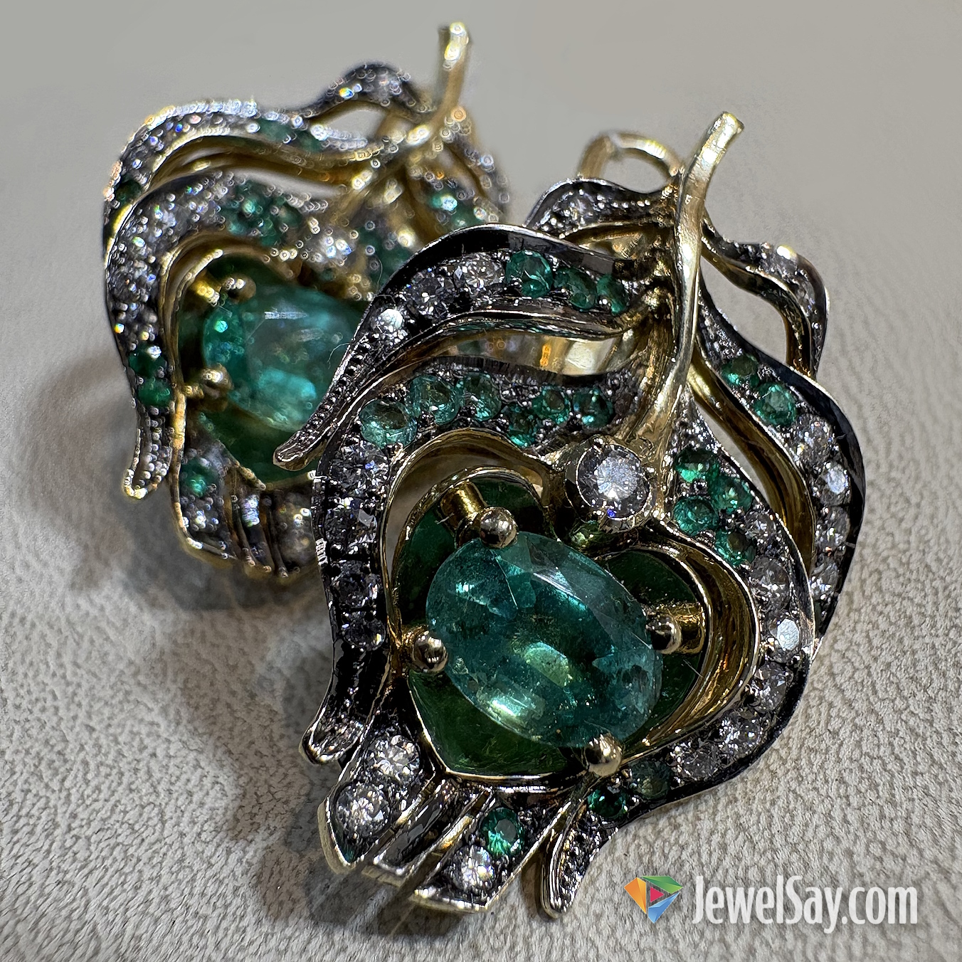 По индивидуальному заказу мастер придаст подарку любую форму и оттенок, инкрустирует шедевр отборными и редкими натуральными камнями