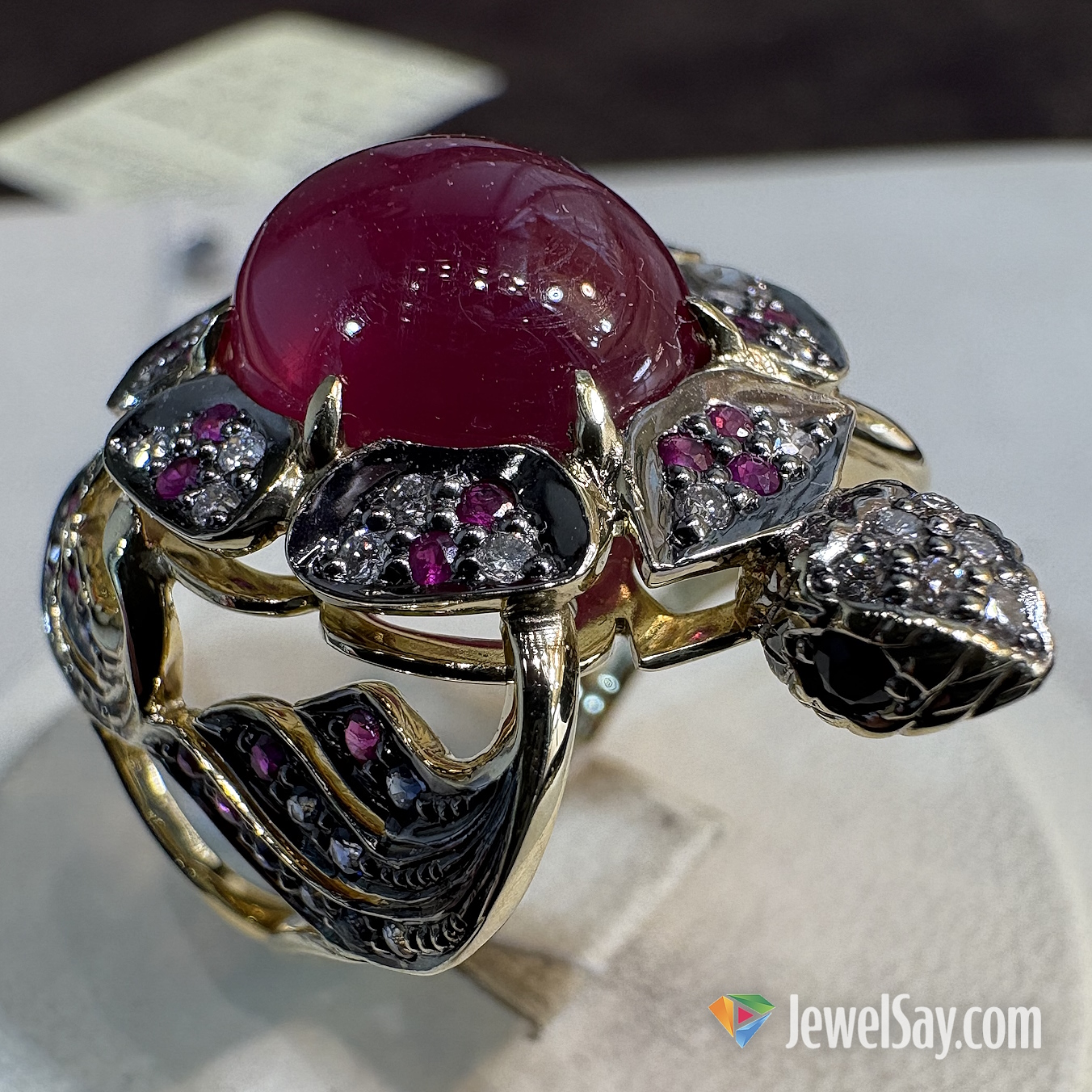 Сегодня заказать изготовление эксклюзивного кольца можно в каждом крупном городе, причем из любого цвета и оттенка благородного металла Сегодня заказать изготовление эксклюзивного кольца можно в каждом крупном городе, причем из любого цвета и оттенка благородного металла