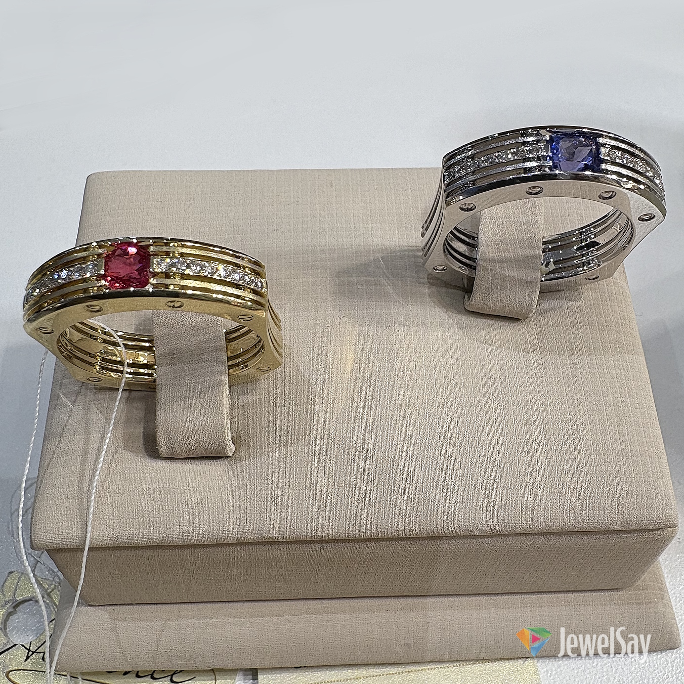 Эксклюзивные золотые кольца ручной работы — это не просто стильное украшение, но и способ выразить свои чувства, подчеркнуть индивидуальность и создать воспоминания на всю жизнь