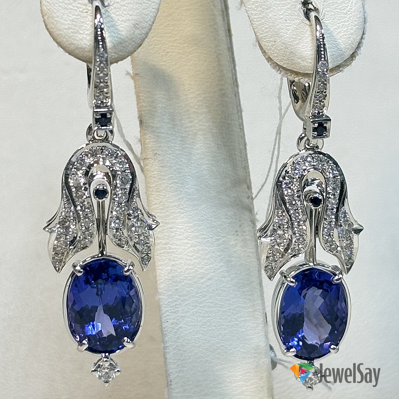 Художники-ювелиры JewelSay всегда могут изготовить для Вас любые эксклюзивные золотые серьги по индивидуальным эскизам и рисункам, будь это роскошные "люстры" или классические гвоздики