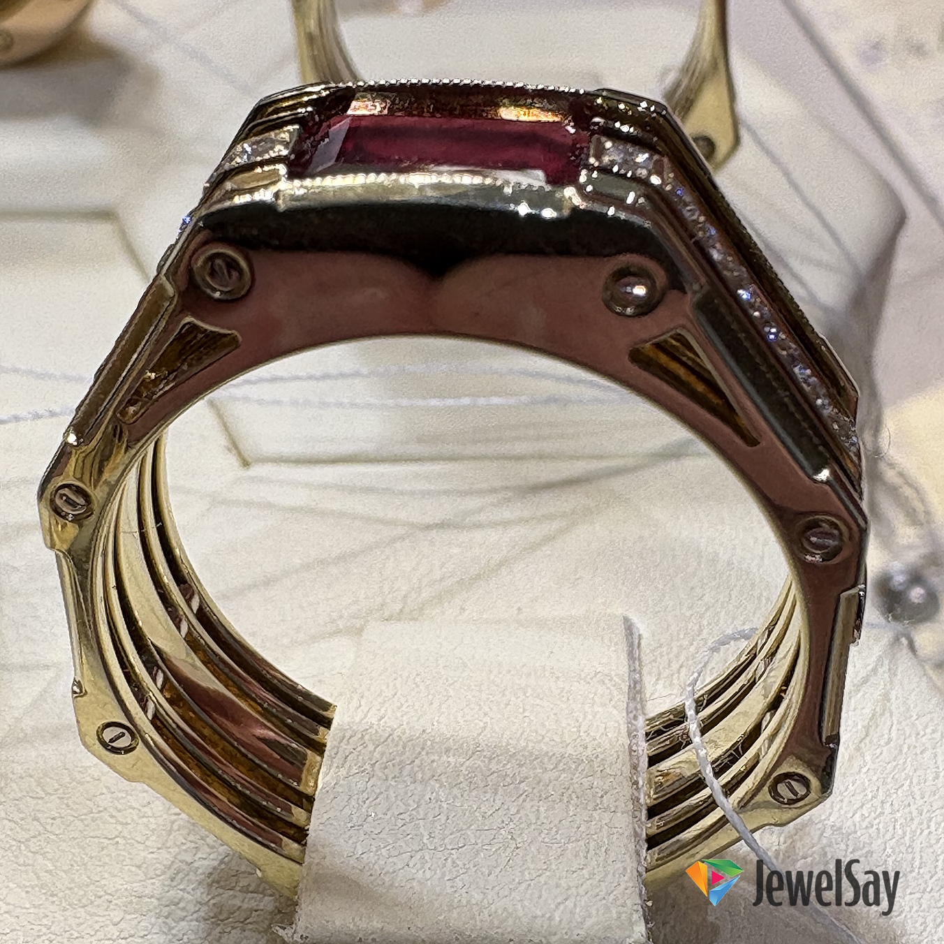 Изготовление уникального ювелирного украшения – это сложный и многогранный процесс, который объединяет талант мастера и филигранную технику Изготовление уникального ювелирного украшения – это сложный и многогранный процесс, который объединяет талант мастера и филигранную технику