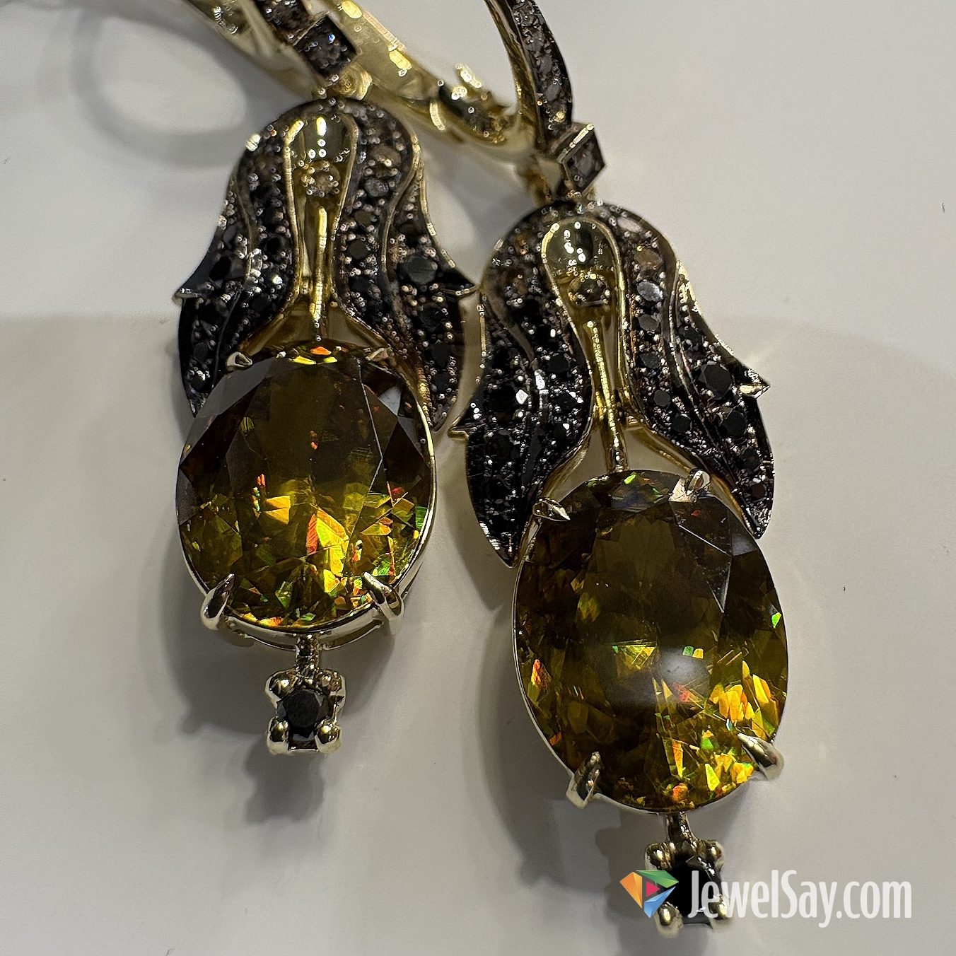 Ювелиры JewelSay предлагают вам изготовить уникальные золотые серьги с натуральным сфеном