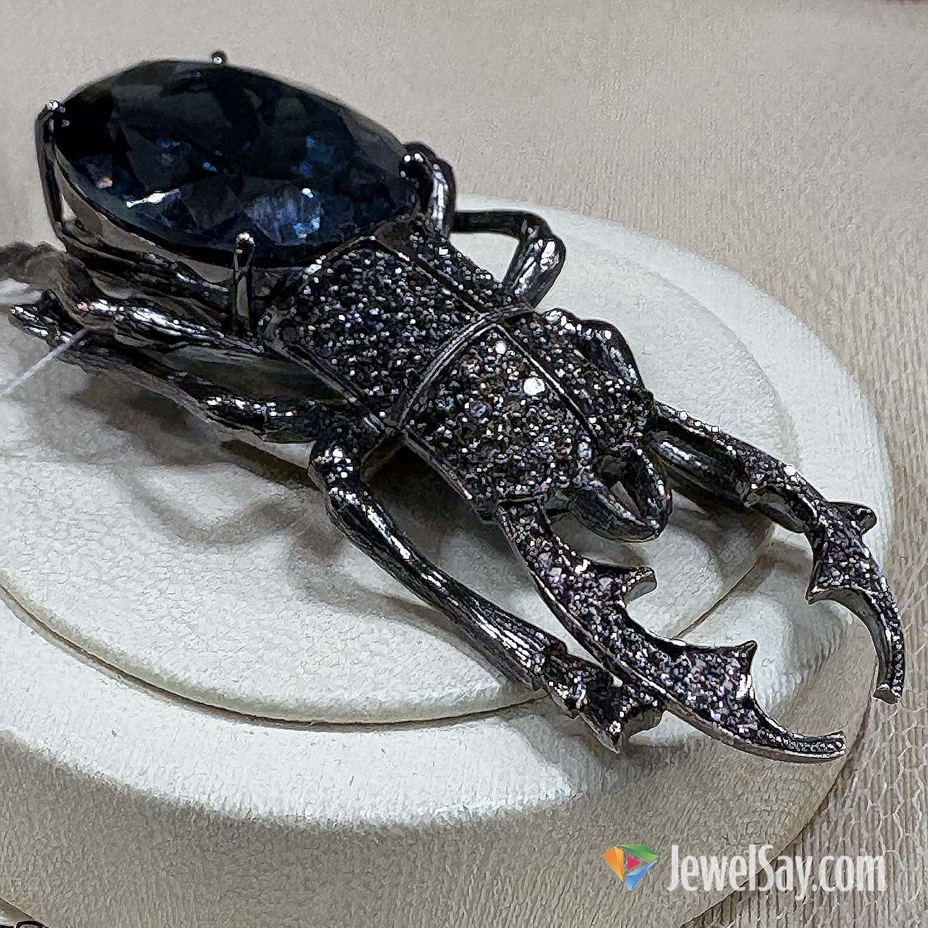 Если Вы хотите купить золотую брошь в подарок, не переживайте — наш художник-ювелир всегда поможет сделать правильный выбор